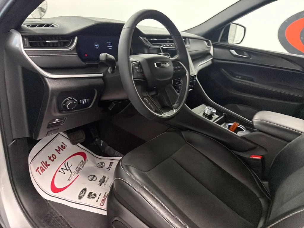 Used 2025 Silver Jeep Altitude image 11