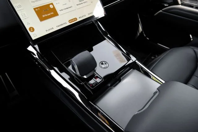 New 2026 Fuji White Land Rover Dynamic SE image 30