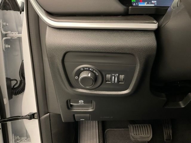 New 2026 Bright White Clear-Coat Exterior Paint Jeep Altitude image 14