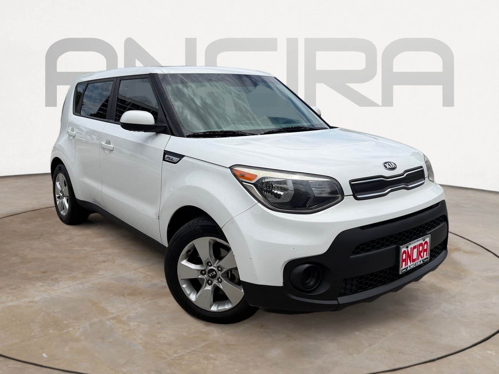 Used 2017 Clear White Kia  image 4