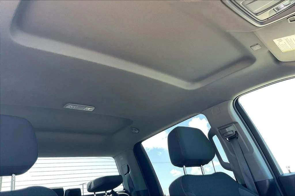 Used 2025 White Chevrolet Custom image 28
