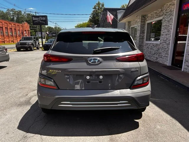 Used 2023 Gray Hyundai SE image 6