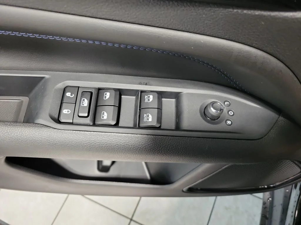 New 2026 Diamond Black Crystal Pearlcoat Jeep Latitude image 20