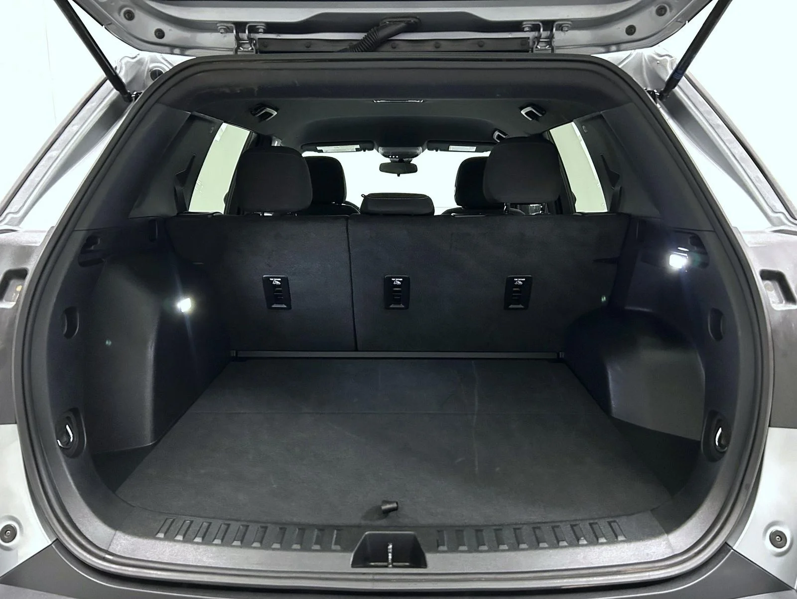 Used 2026 Silver GMC Elevation image 21