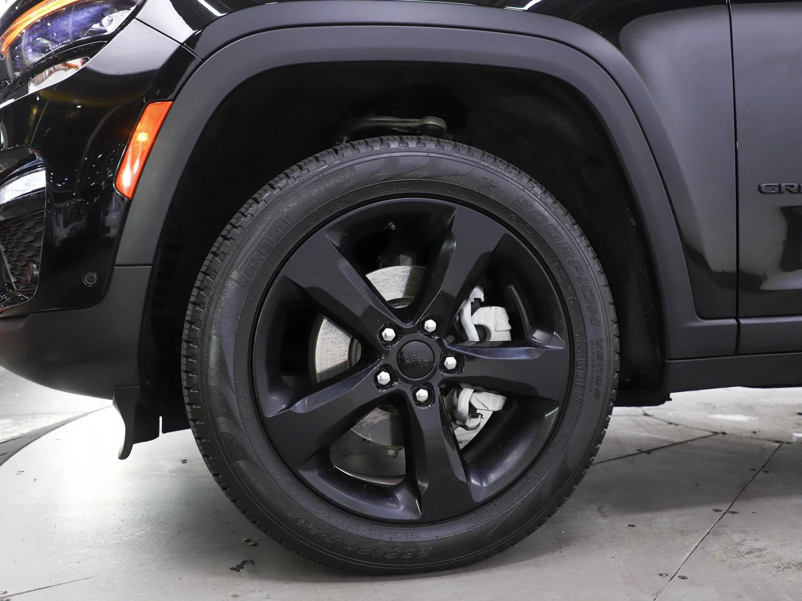 Used 2025 Diamond Black Crystal Pearlcoat Jeep Limited image 27