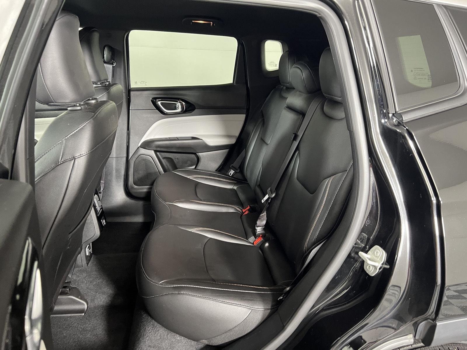 Used 2024 Diamond Black Crystal Pearlcoat Jeep Limited image 20