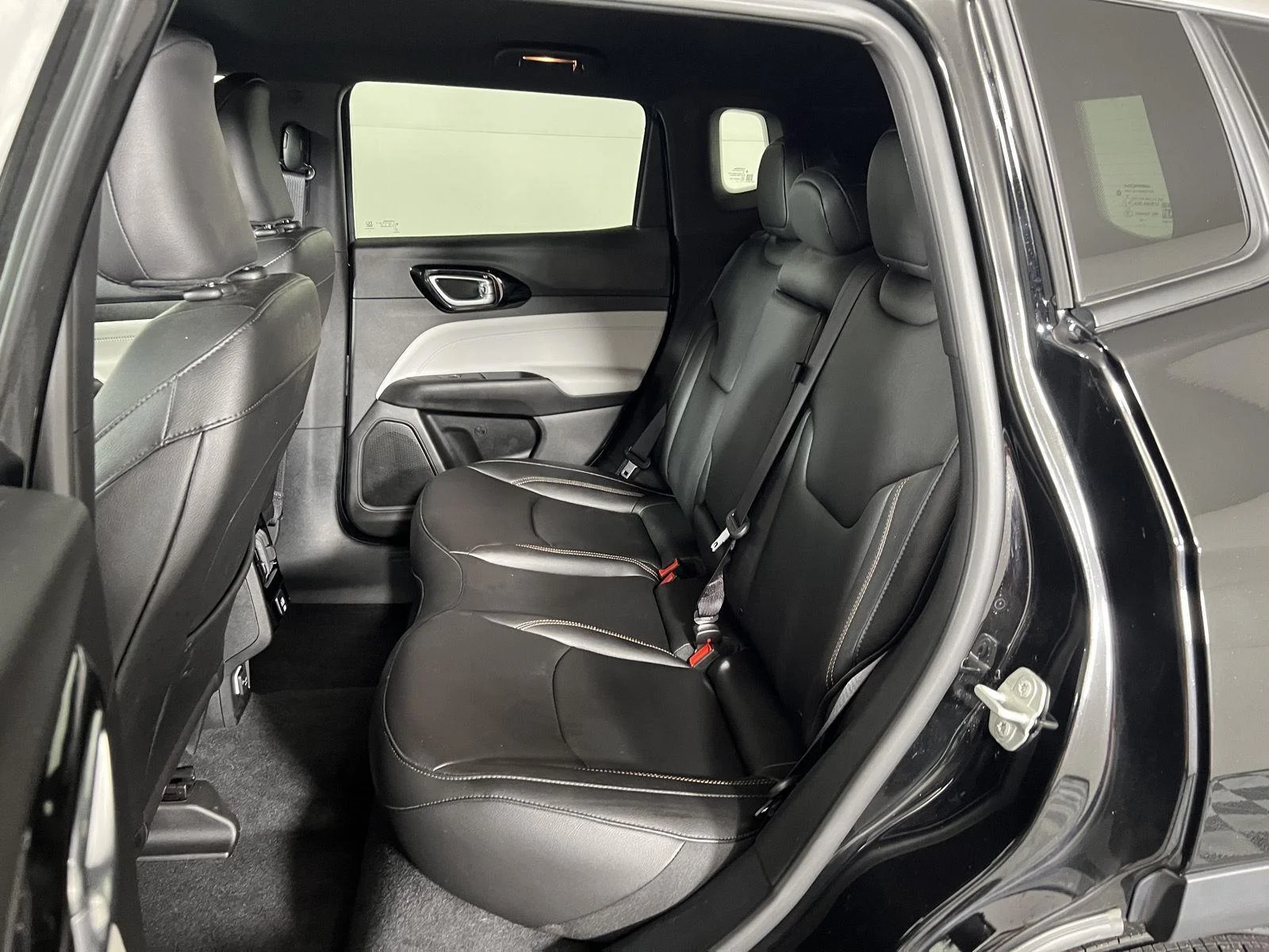 Used 2024 Diamond Black Crystal Pearlcoat Jeep Limited image 20