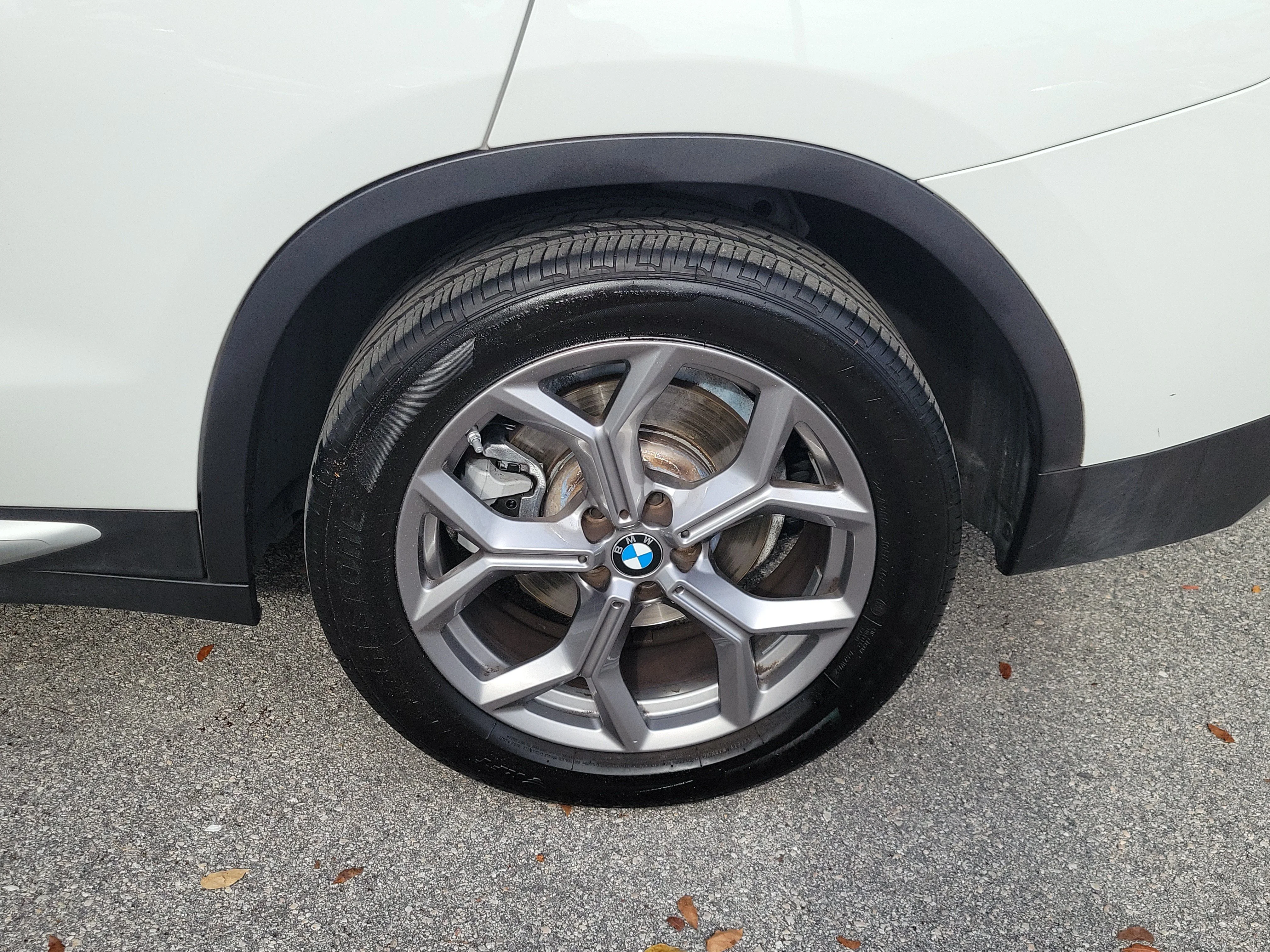 Used 2023 Alpine White BMW sDrive30i image 5