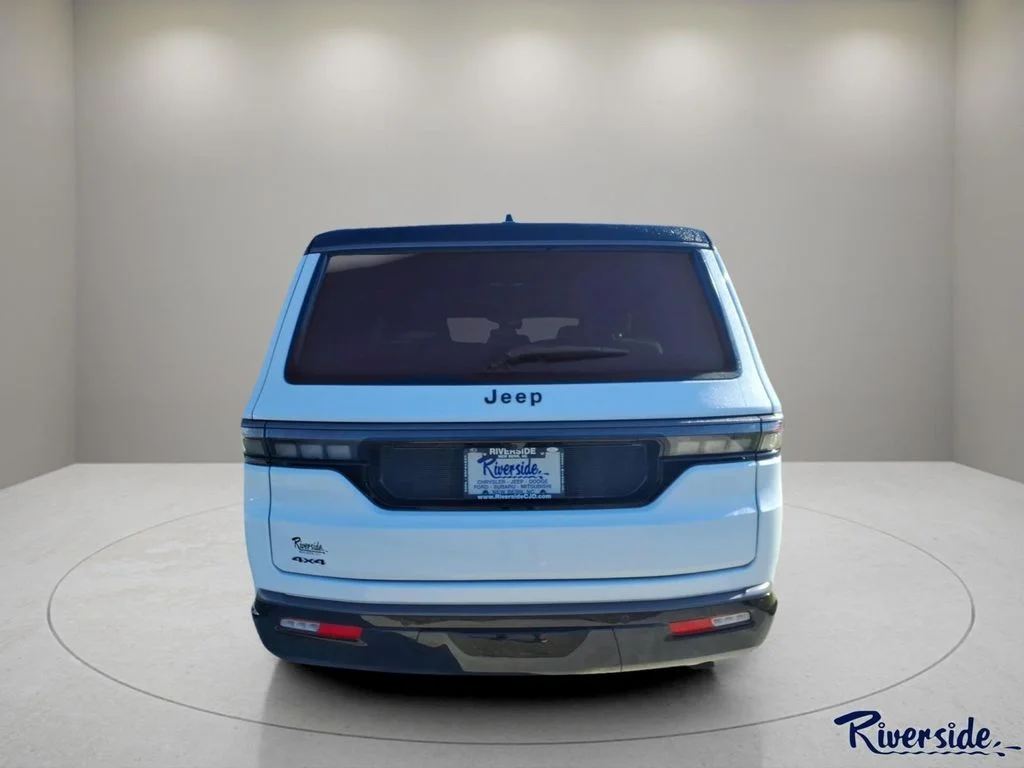 New 2026 Bright White Clear-Coat Exterior Paint Jeep Summit Reserve image 2