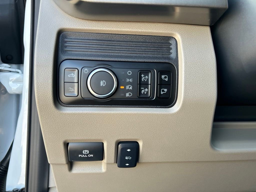 New 2026 Star White Metallic Tri-Coat Ford Platinum image 23