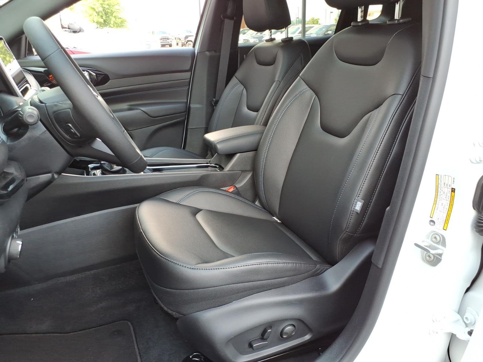 New 2026 Bright White Clear-Coat Exterior Paint Jeep Limited Altitude image 5