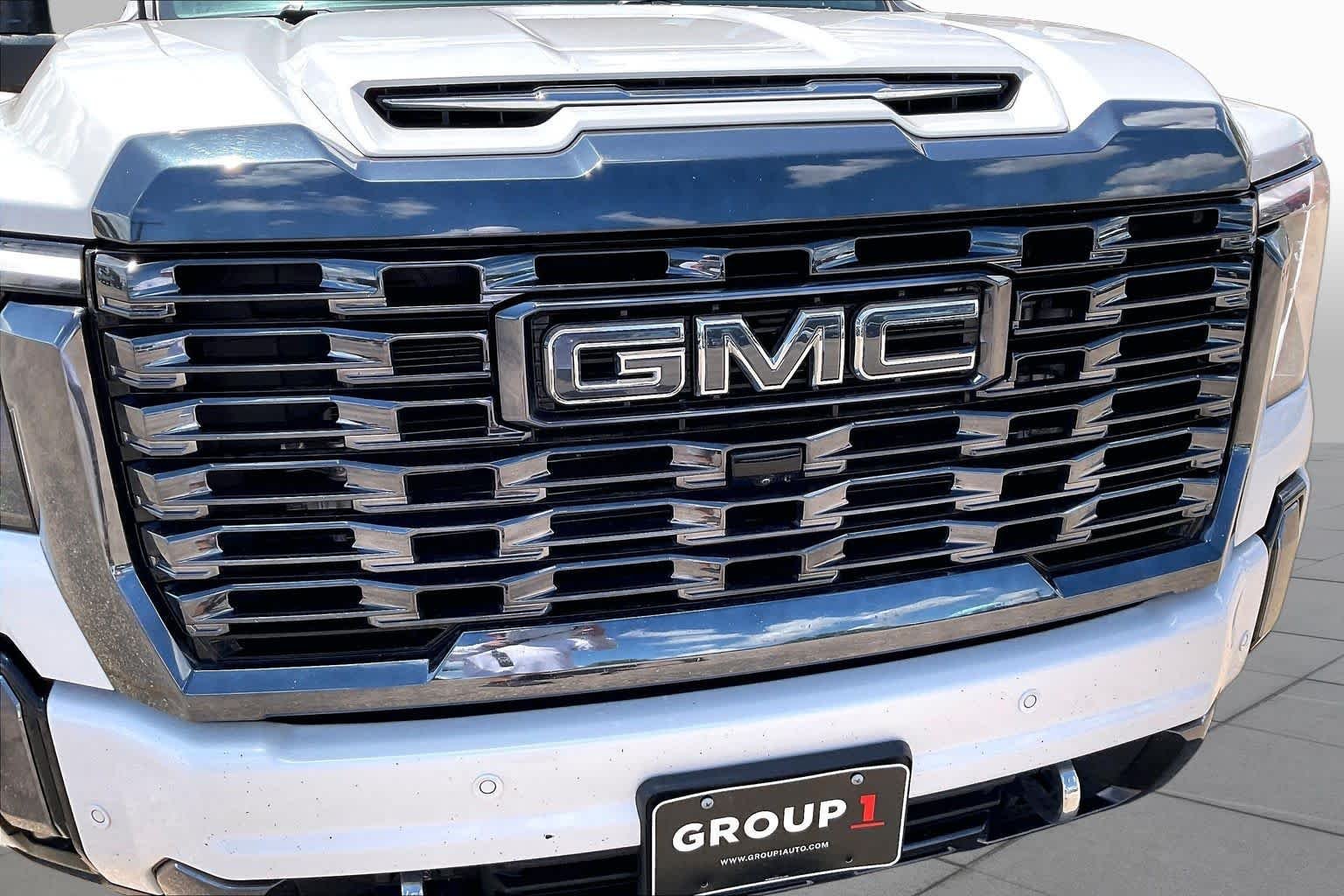 Used 2024 White Frost Tricoat GMC Denali Ultimate image 29