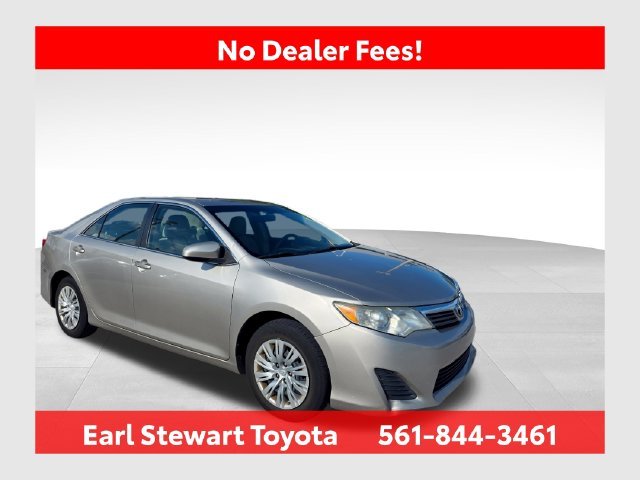 Used 2014 Gold Toyota L image 1