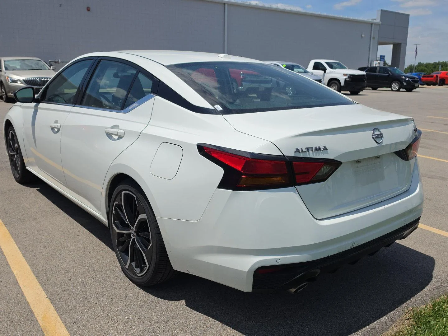 Used 2024 Glacier White Nissan 2.5 SR image 4