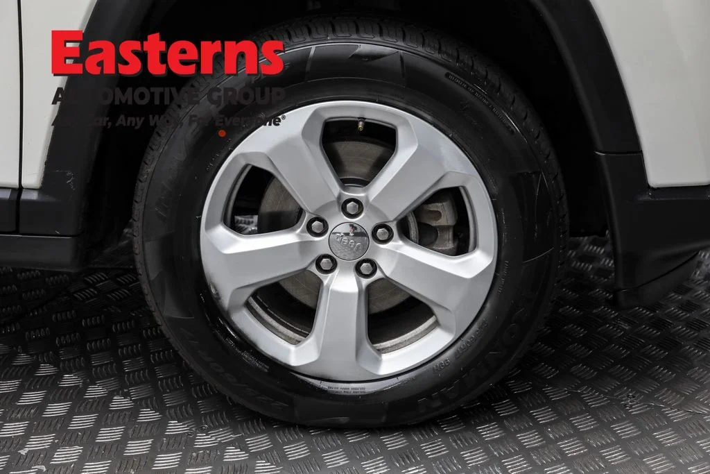 Used 2019 White Jeep Latitude image 31