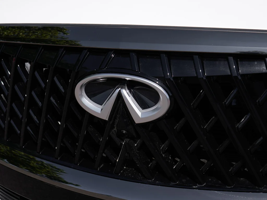 New 2027 2T RAD WHT INFINITI Sport AWD image 3