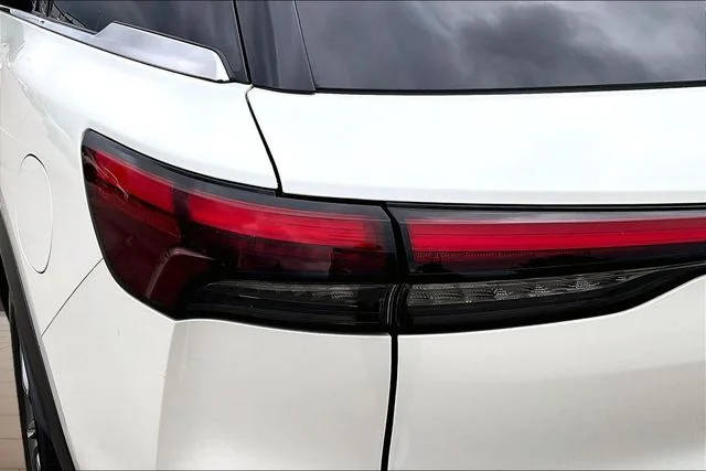 Used 2023 White INFINITI LUXE image 30