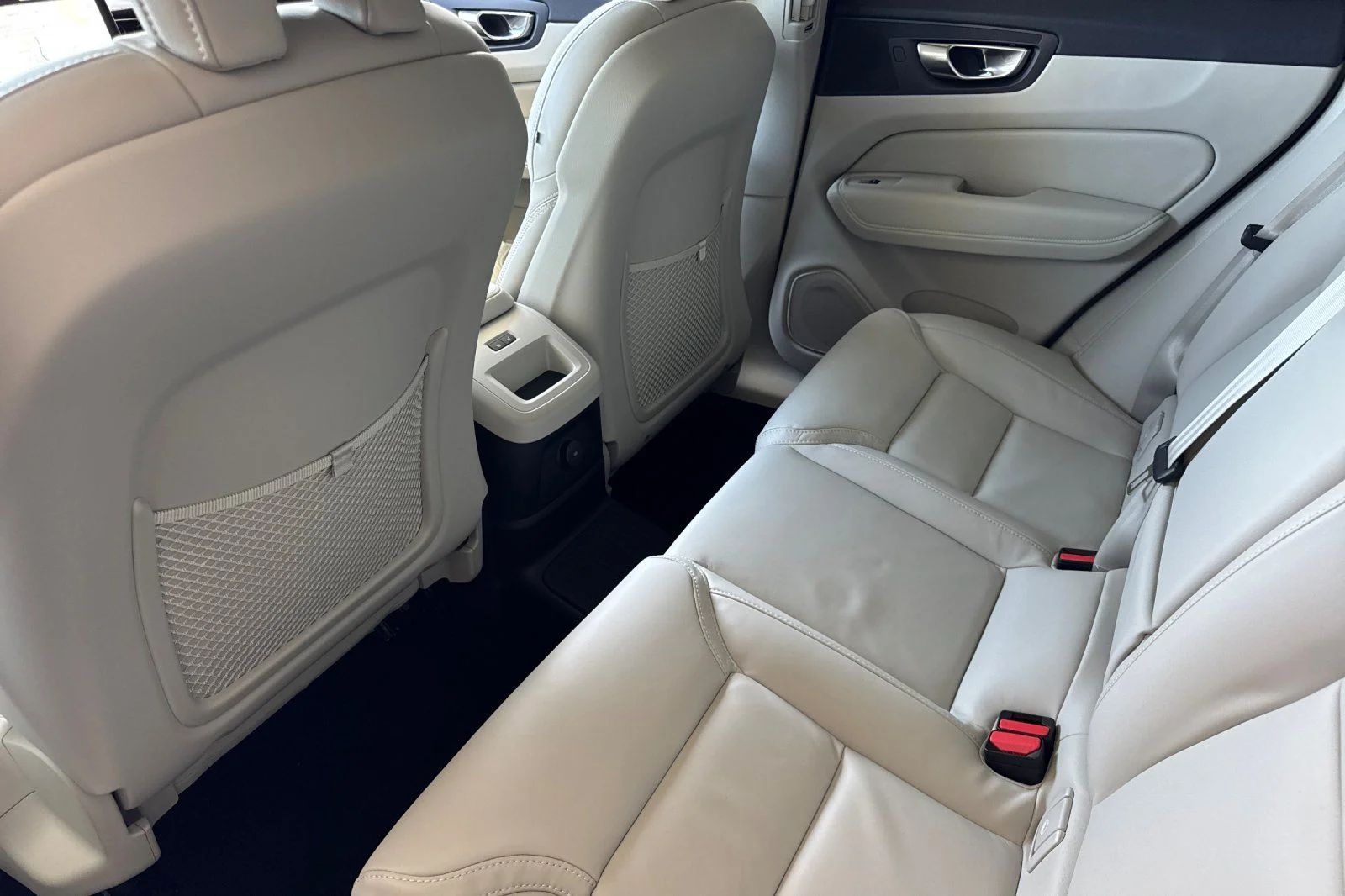 New 2026 Crystal White Volvo T8 Ultra image 4