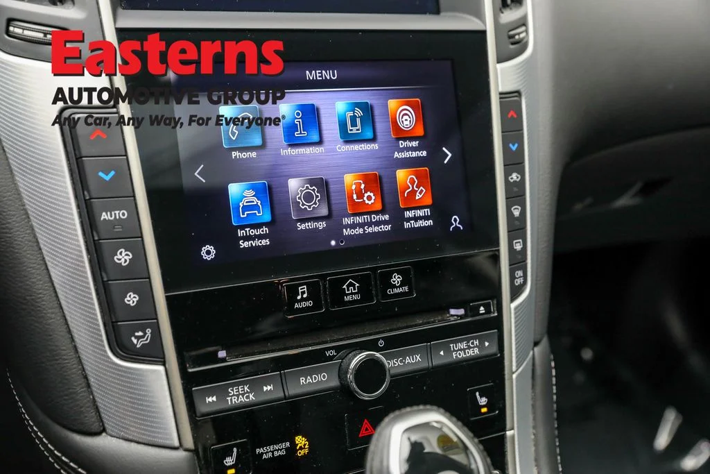 Used 2022 White INFINITI LUXE image 19