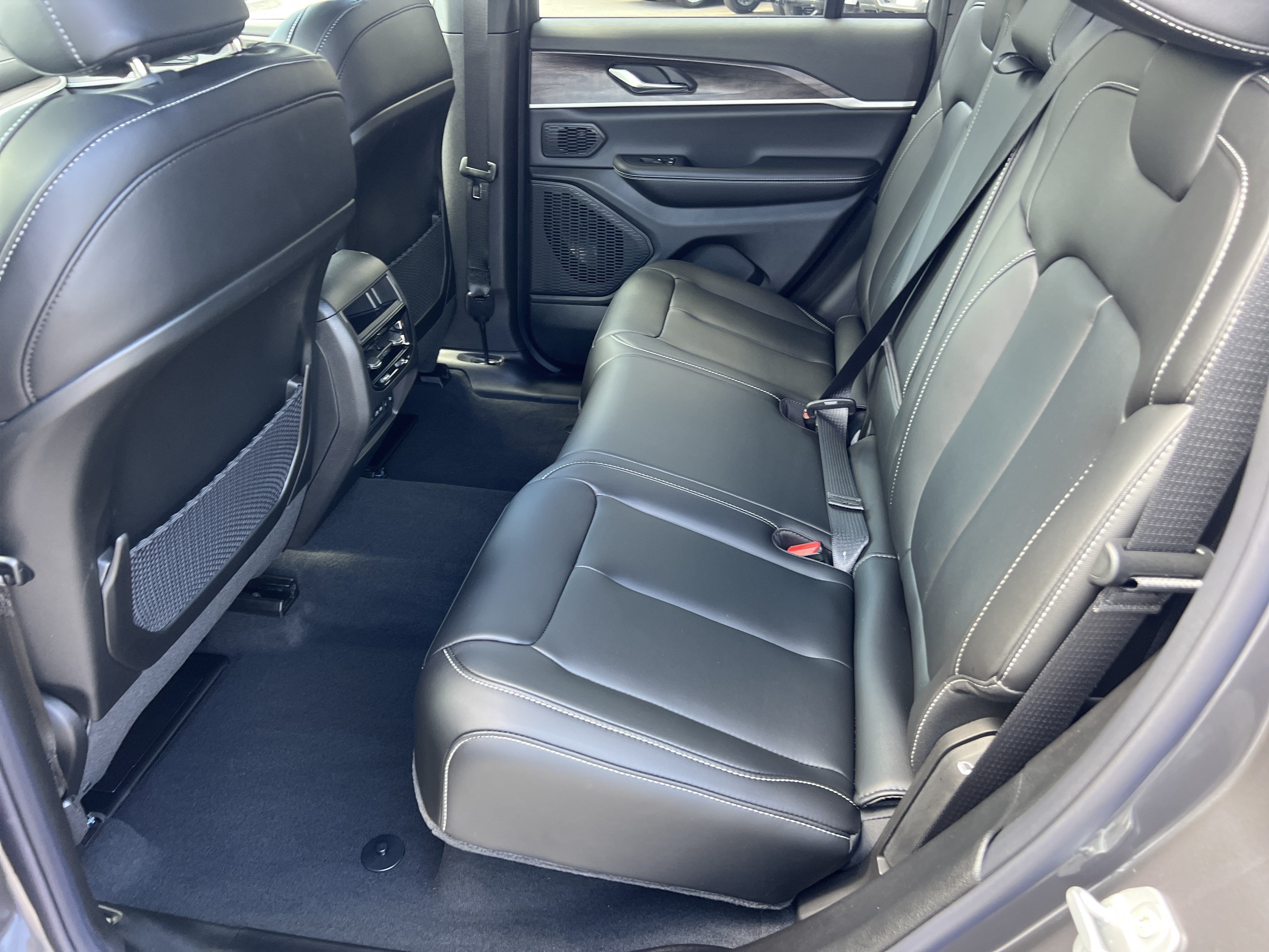 New 2026 Baltic Gray Metallic Clear-Coat Exterior Paint Jeep Limited image 18