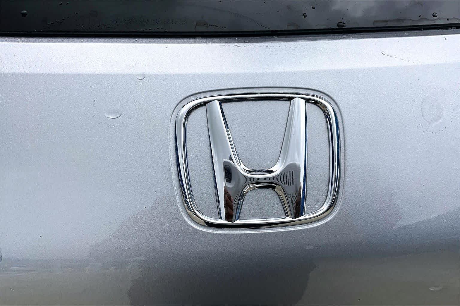 Used 2027 Solar Silver Metallic Honda EX-L image 31