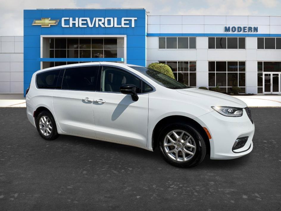 Used 2024 Bright White Clearcoat Chrysler Touring L image 5