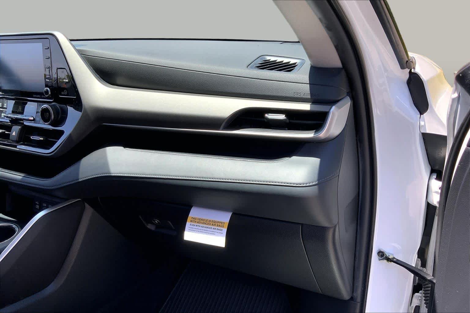 Used 2022 Wind Chill Pearl Toyota LE image 19