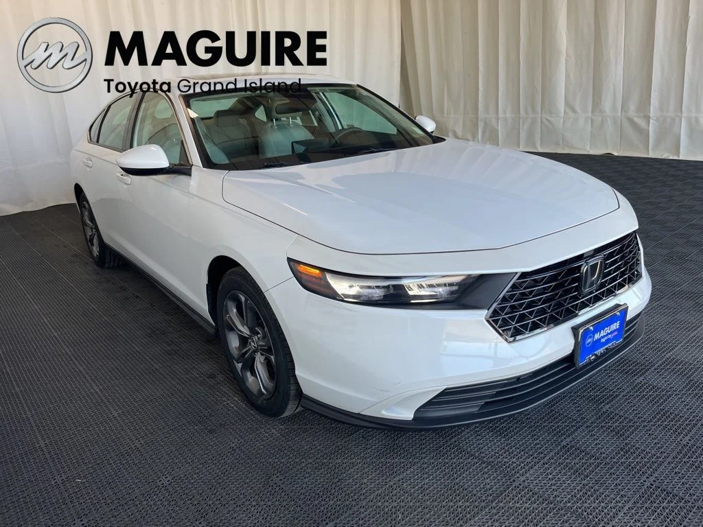 Used 2023 White Honda EX image 32