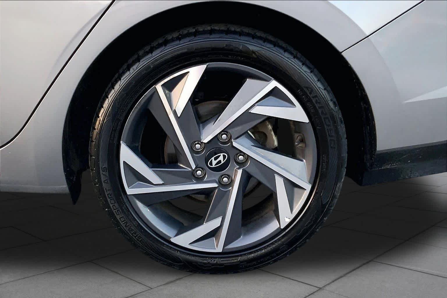 Used 2024 Fluid Metal Hyundai Limited image 10