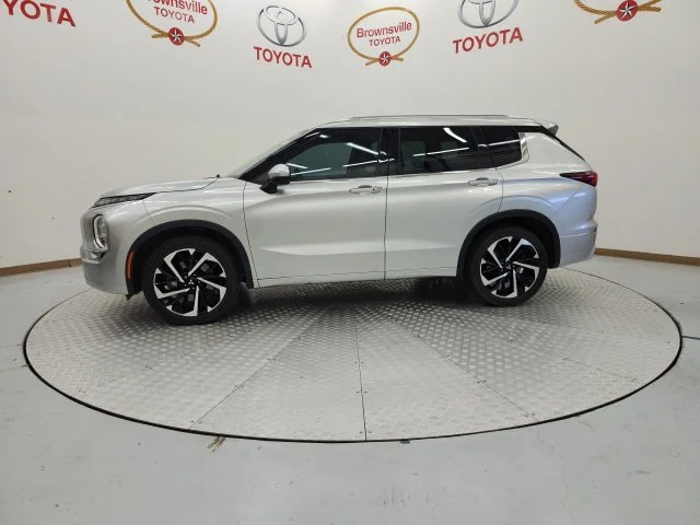 Used 2022  Mitsubishi SEL image 5