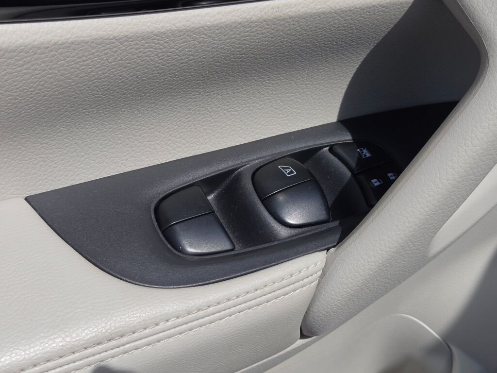 Used 2018 Silver Nissan SL image 22