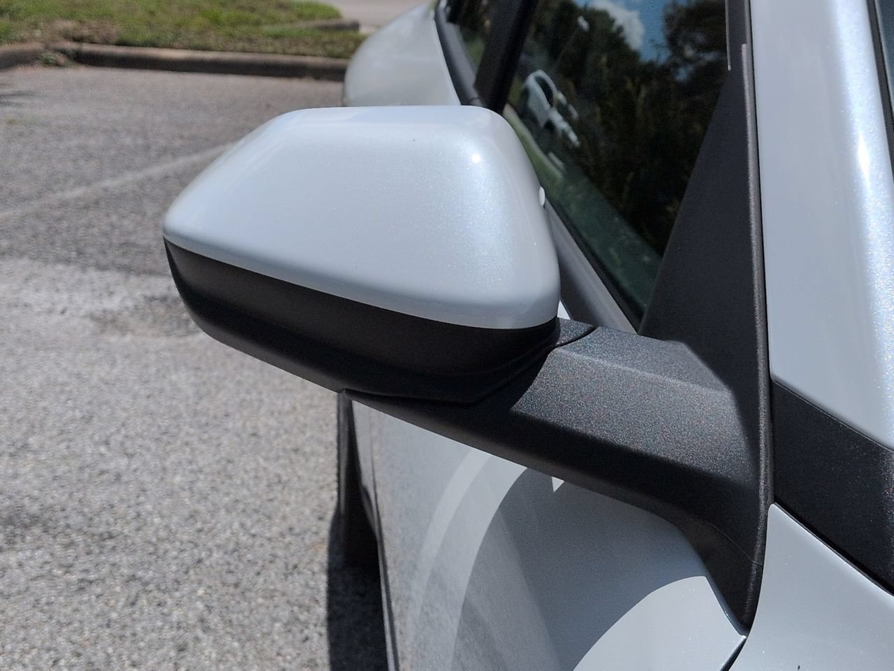 New 2026 Snow White Pearl Kia LX image 13