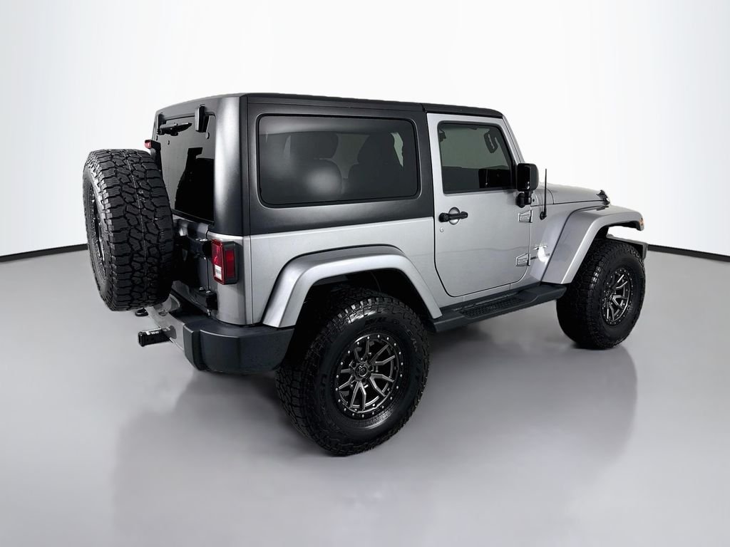 Used 2016 Silver Jeep Sahara image 9
