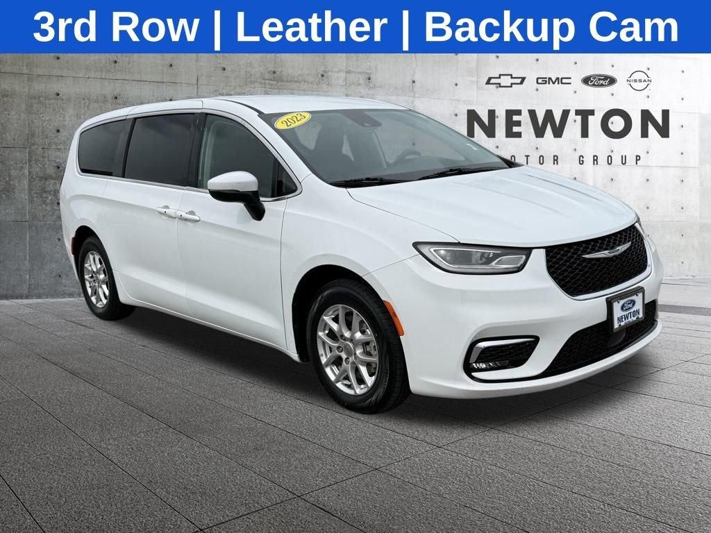 2023 Chrysler Pacifica Touring L's photo