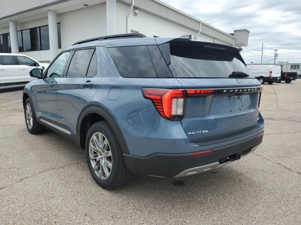 Used 2025 Vapor Blue Ford Active image 7