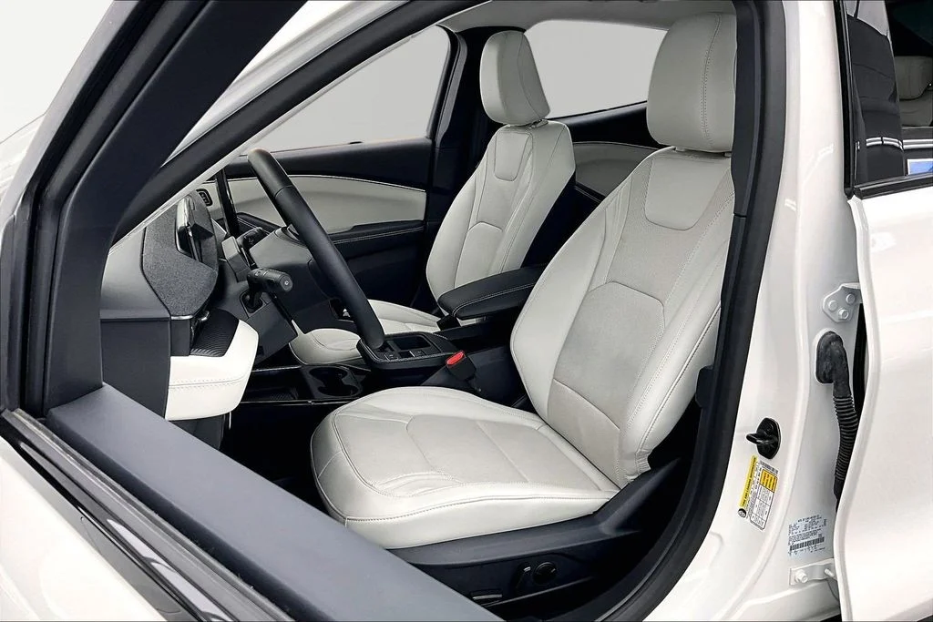 Used 2025 White Metallic Ford Premium image 25