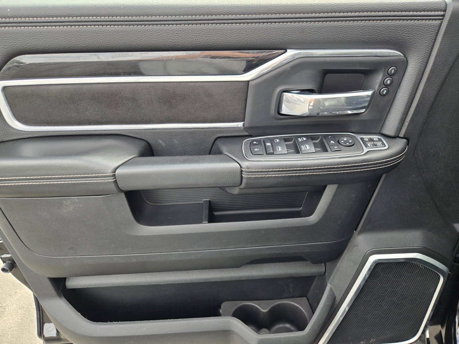 Used 2023 Diamond Black Crystal Pearlcoat Ram Laramie image 17
