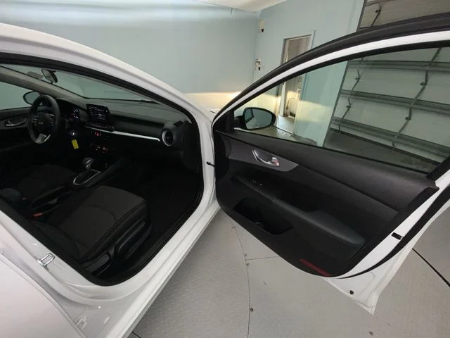 Used 2023 White Kia LXS image 23