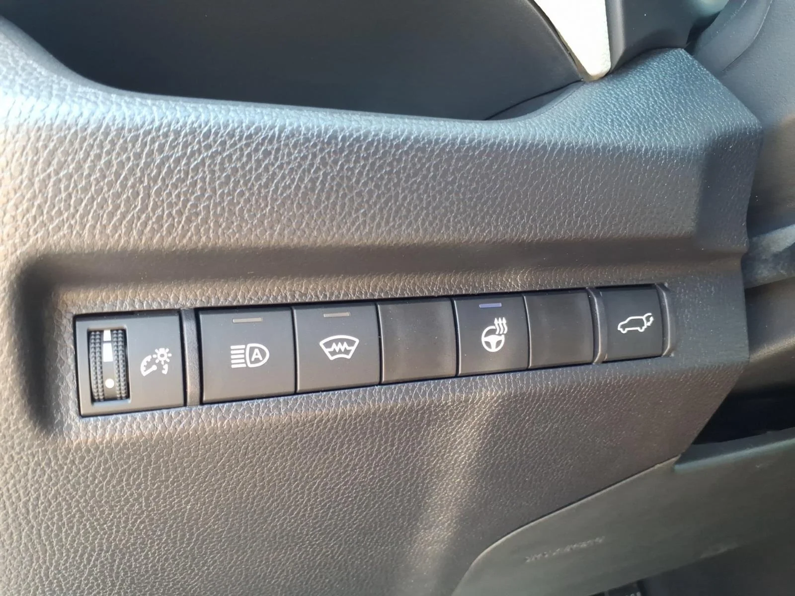 Used 2025 Magnetic Gray Metallic Toyota Hybrid XLE Premium image 11