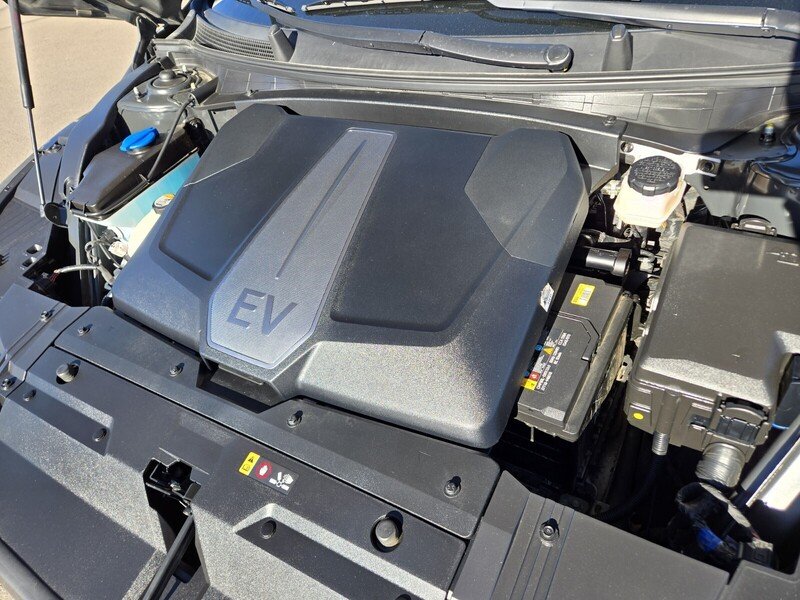 Used 2023 CHARCOAL KIA WIND RWD image 16