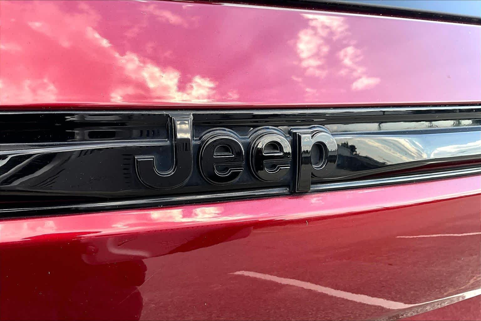 Used 2023 Velvet Red Pearlcoat Jeep Limited image 10