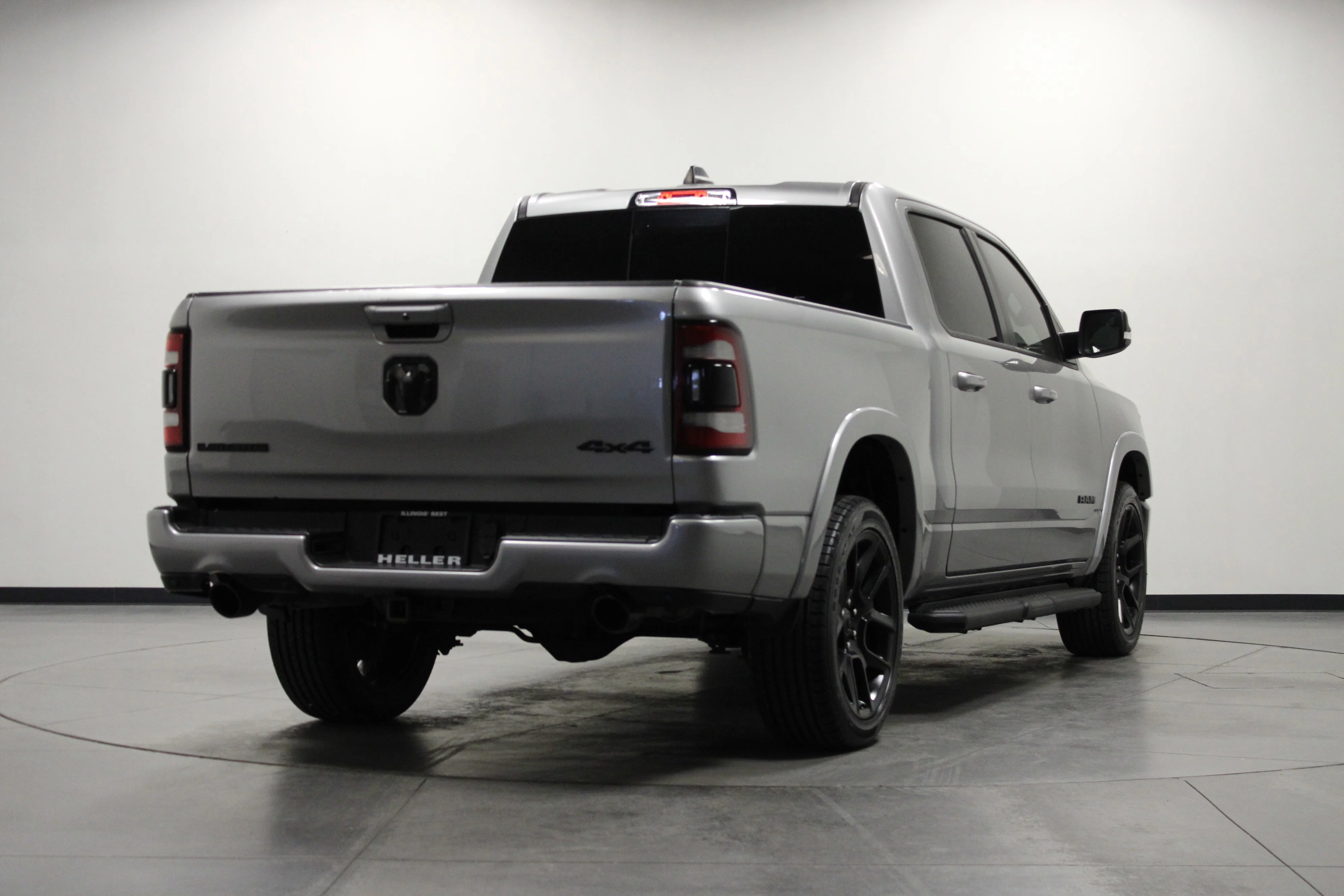 Used 2022 Billet Silver Metallic Clearcoat Ram Laramie image 4
