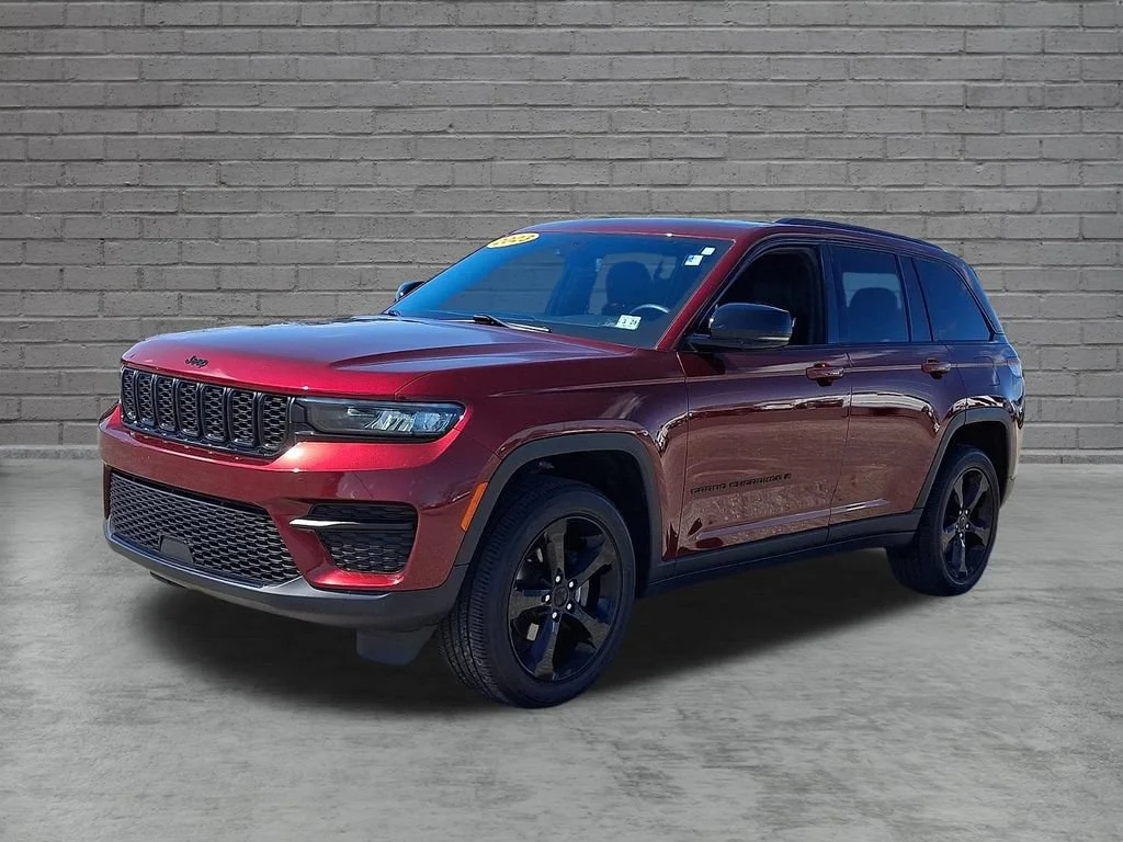 Used 2023 Velvet Red Pearlcoat Jeep Altitude image 6