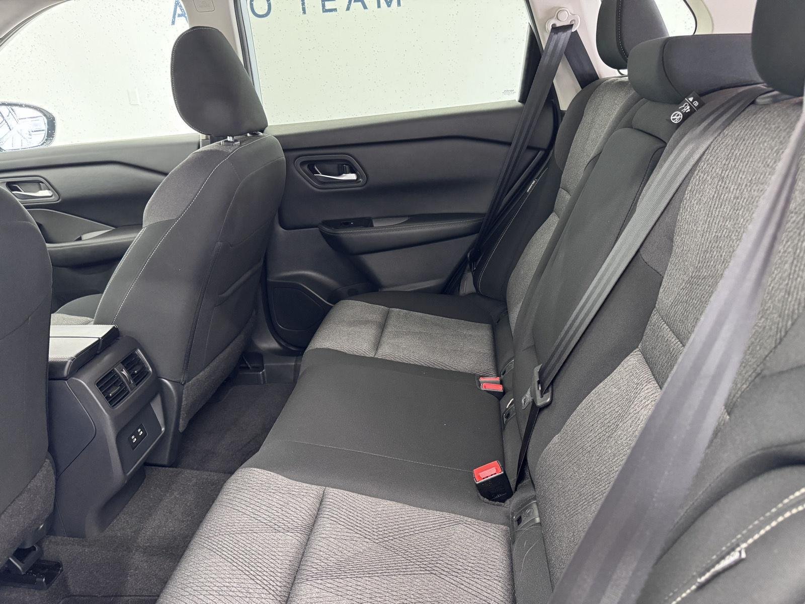 2024 Nissan Rogue SV - Photo 17