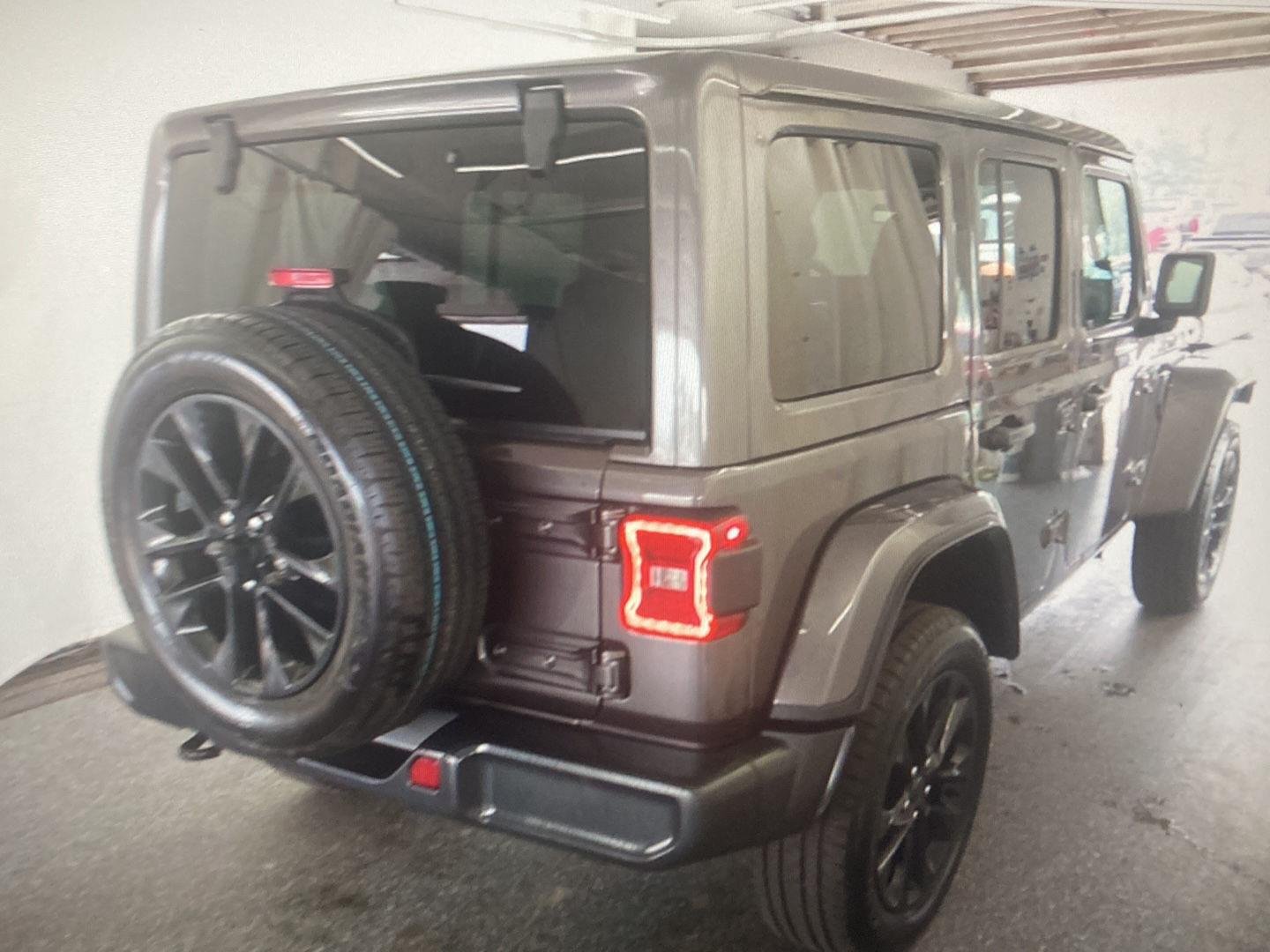 Used 2025 Granite Crystal Metallic Clearcoat Jeep Sahara image 9