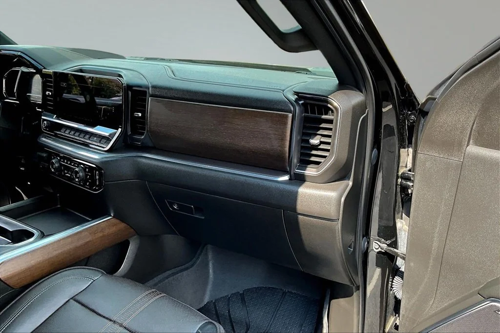 Used 2024 Black Chevrolet High Country image 27