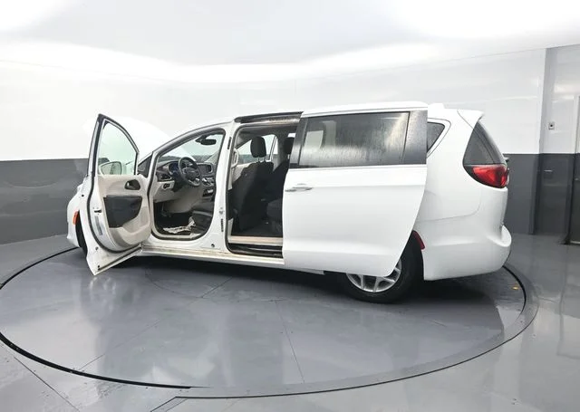Used 2018 White Chrysler Touring Plus image 41