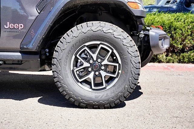 New 2026 Granite Crystal Metallic Clear-Coat Exterior Paint Jeep Rubicon image 7