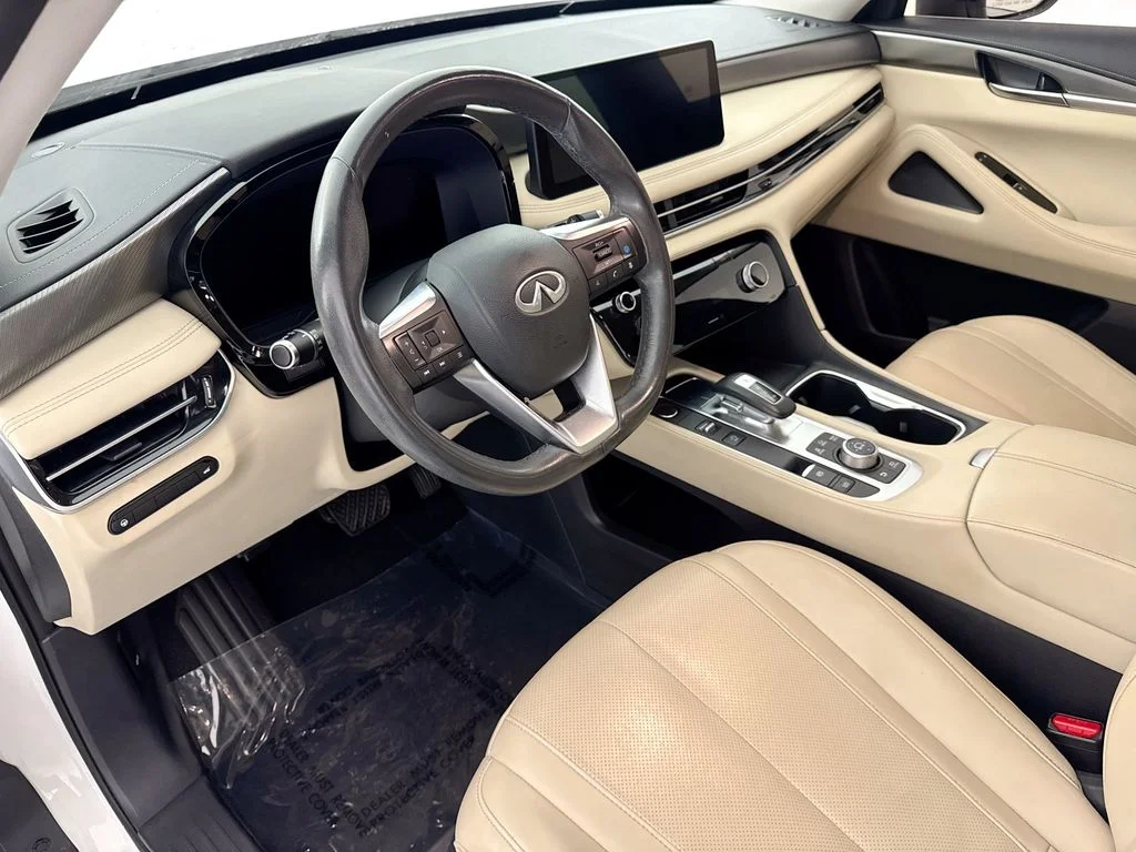 Used 2022 White INFINITI LUXE image 9