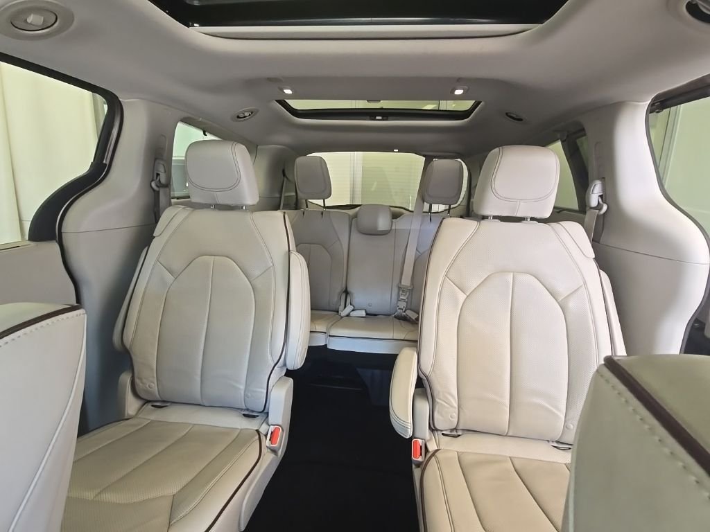 Used 2017 Molten Silver Chrysler Limited image 9